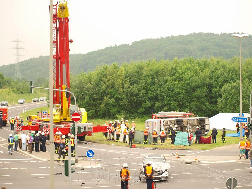 Schwerer Unfall mit Reisebus Lohmar Donrather Dreieck P485.JPG